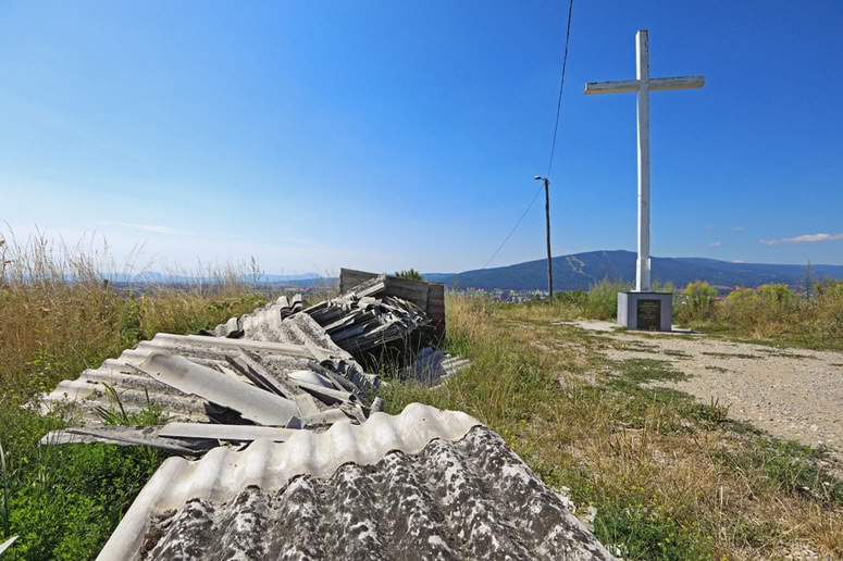 Odslužene azbestne plošče že več kot mesec dni kazijo Stolni vrh.
 