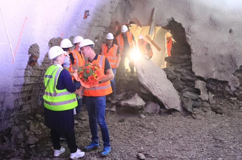 Glavna fotografija članka:(FOTO in VIDEO) Dobrodošli v Peklu: Delavci prebili cev železniškega predora med Mariborom in Šentiljem