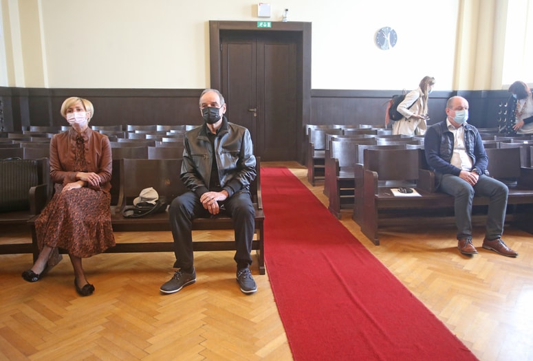 Tožilstvo je predlagalo različne kazni, a je sodišče ocenilo, da je vloga vseh enakovredna, in jim izreklo enako kazen. 