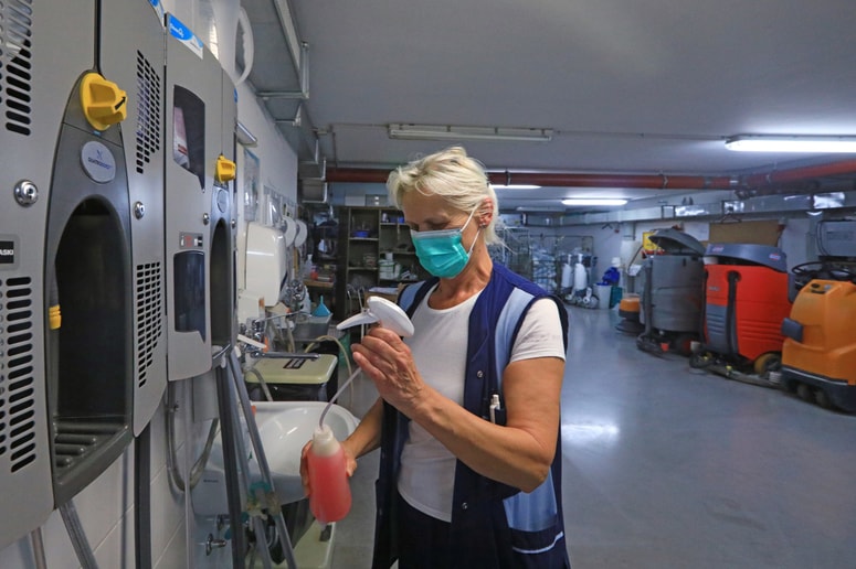 Čistilke za lastne potrebe zaposlujeta ministrstvo za javno upravo in ministrstvo za delo. 