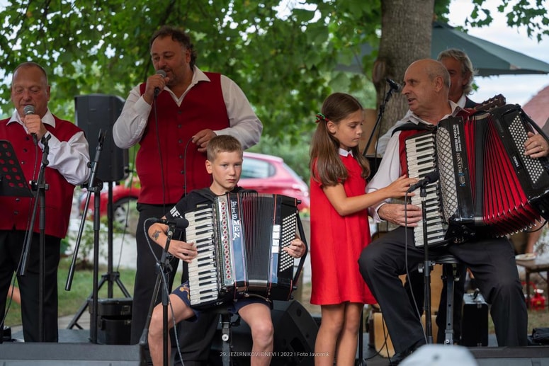 Beneški fantje, zmerne temperature in zmeraj odlični gostitelji čebelarji so v prijetno okolje ob čebelarskem domu ponovno privabili množico poslušalcev. 