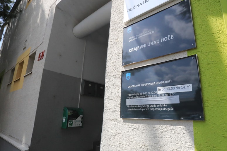 Delovanje krajevnih uradov je v rokah načelnikov upravnih enot, ne županov občin, čeprav so krajevni uradi pogosto v stavbah, kjer delujejo tudi občinske službe. 