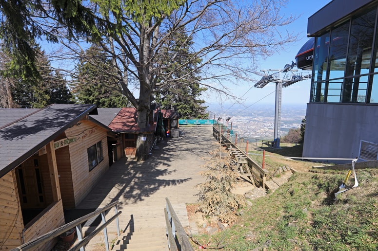 Koča Koča se nahaja ob zgornji postaji Pohorske vzpenjače. 