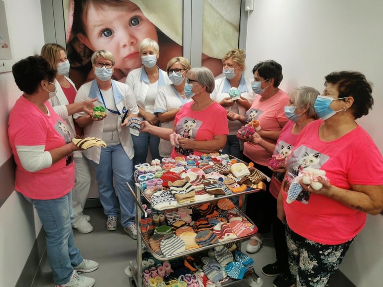 Copatke in kape bodo mamicam razdelile medicinske sestre. 