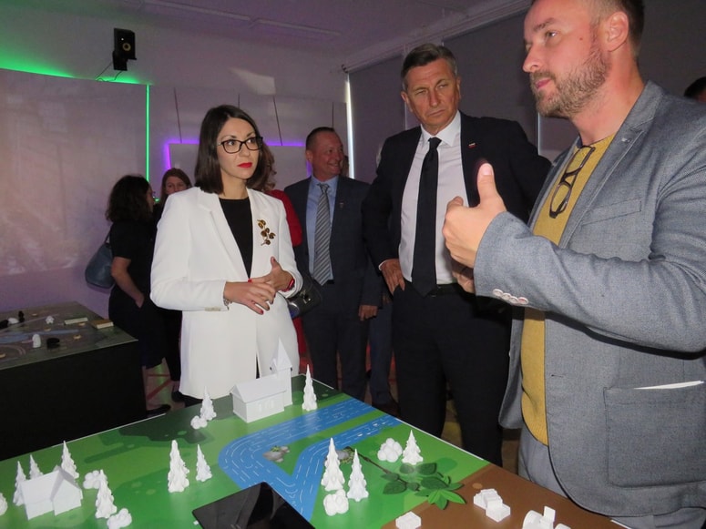 Pametna učilnica nima klopi in šolskih stolov, le otočke za samostojno usvajanje snovi, je razlagal Miha Cojhter. 
 