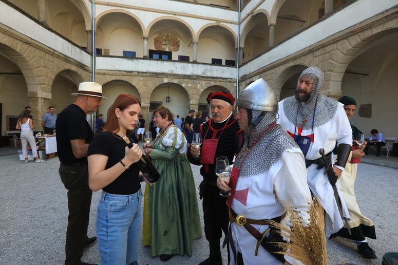 Doživetje Promenade okusov so s svojimi srednjeveškimi opravami popestrili tudi člani Društva cesarsko kraljevi Ptuj. 