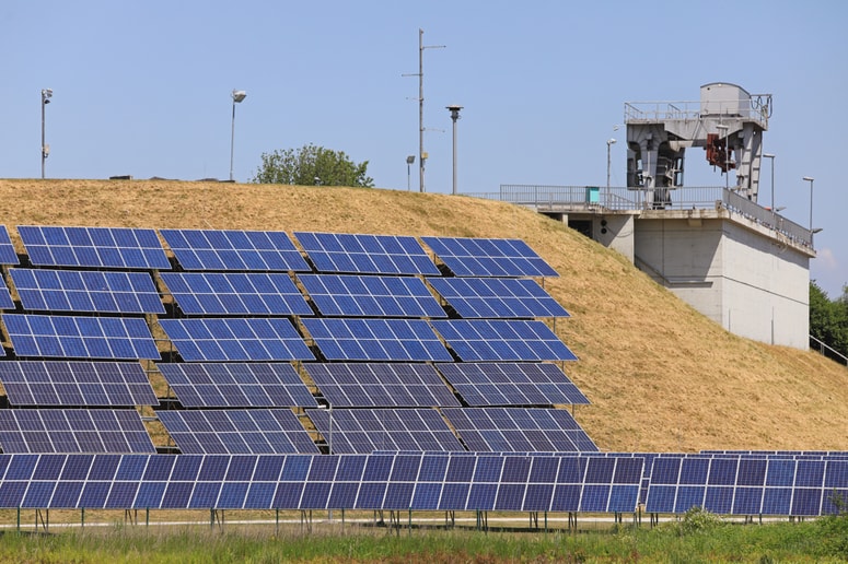 Vzpon proizvodnje energije iz sonca in vetra je glavni razlog za upadanje proizvodnje iz fosilnih goriv.