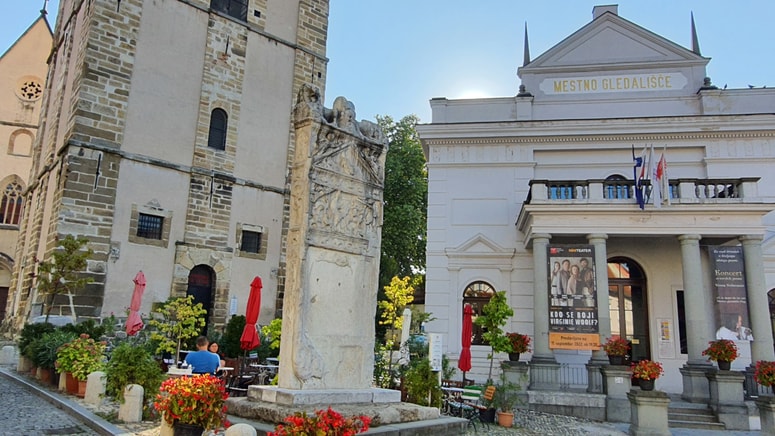 Znameniti Orfejev spomenik na Ptuju čaka in čaka na boljše čase. 