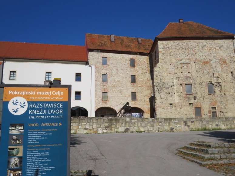 Obnovljeni in neobnovljeni del Knežjega dvorca v Celju 