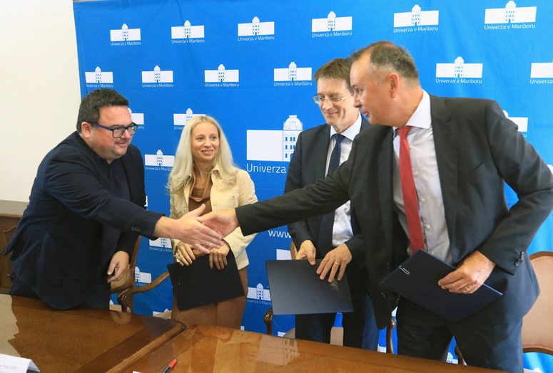 Igtok Žigon, Maja Krajnc Ružič, Zdravko Kačič in Boštjan Mencinger ob podpisu pogodbe. 