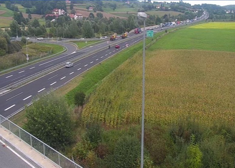 Glavna fotografija članka:Zaradi gorečega vozila zaprt del pomurske avtoceste proti Mariboru