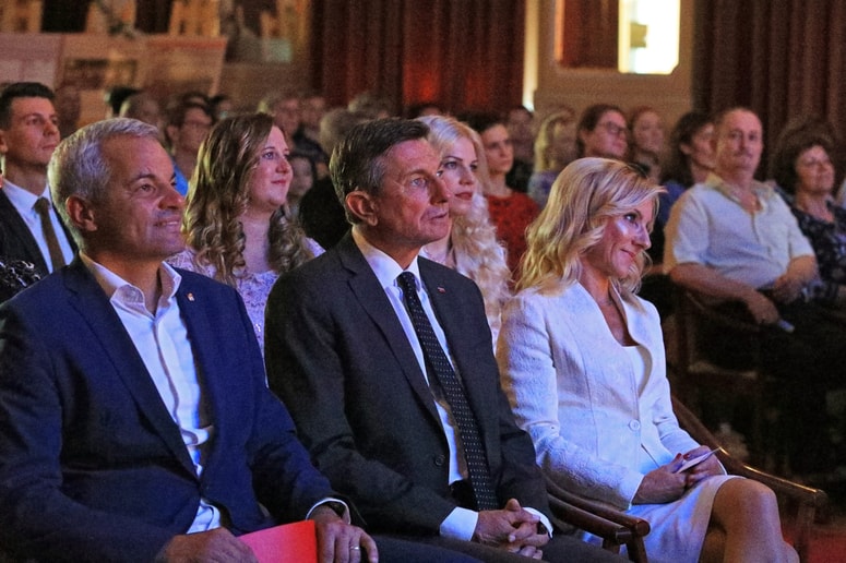 Slovesnosti Centra za pomoč na domu Maribor, ki ga vodi Barbara Žgajner (desno), sta se udeležila mariborski župan Saša Arsenovič, slavnostni govornik je bil Borut Pahor.