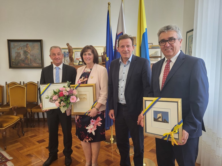 Ravnatelje Martina Groska, Danico Šalej in Igorja Topoleta je ob odhodu v pokoj sprejel celjski župan Bojan Šrot. 