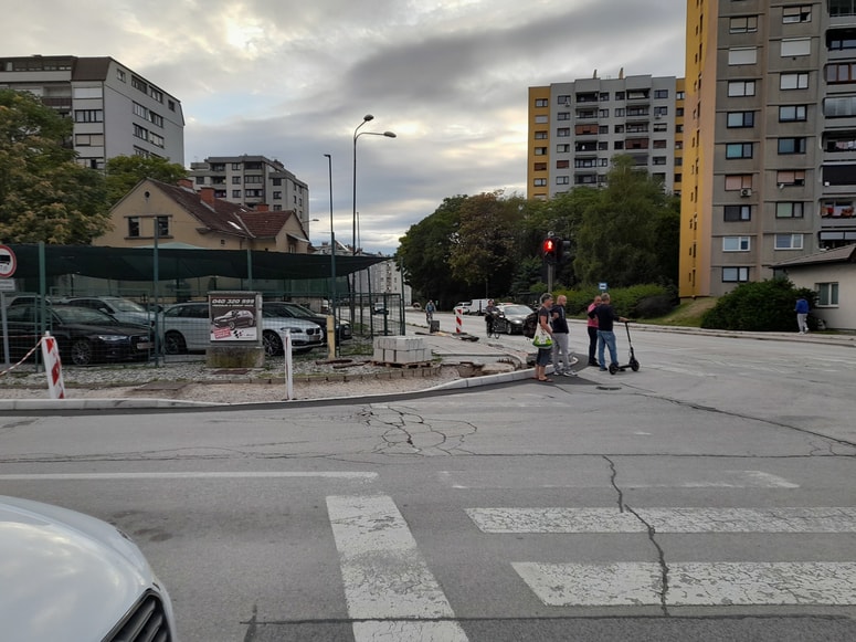 Prenova pločnika in kolesarske steze
na križišču Vrunčeve ulice in Dečkove ceste
v Celju je že pred nekaj tedni obstala. 
