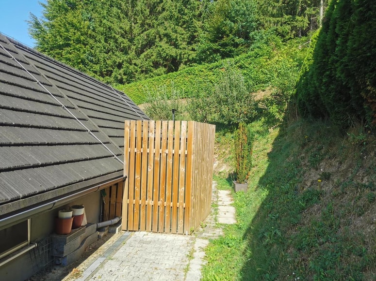 Toplotno črpalko je lastnik dodatno zaščitil z zvočnim zidom. 