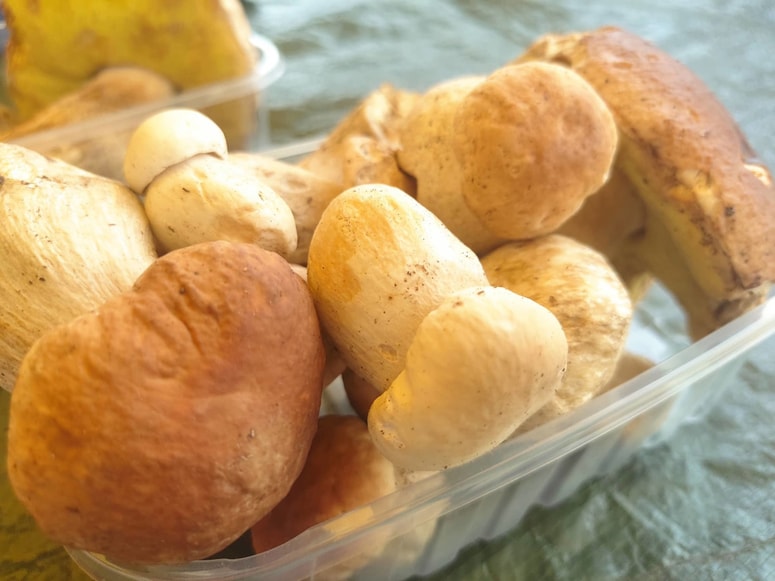 Košarice s slastnimi jurčki na mariborski tržnici 