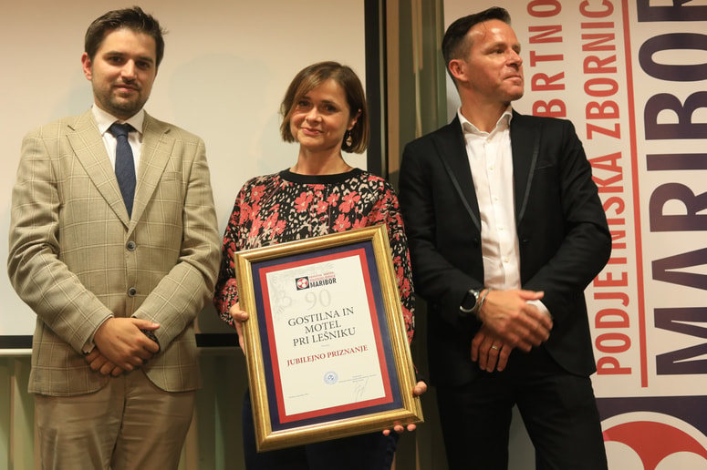Predsednik zbornice Marko Gorjak (levo) in podpredsednik Aleš Pulko (desno) sta izročila priznanje Mojci Polak.

 