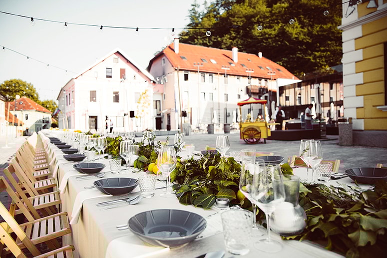 Velenjska Dolga miza je bila pripravljena za določeno število ljudi. 
