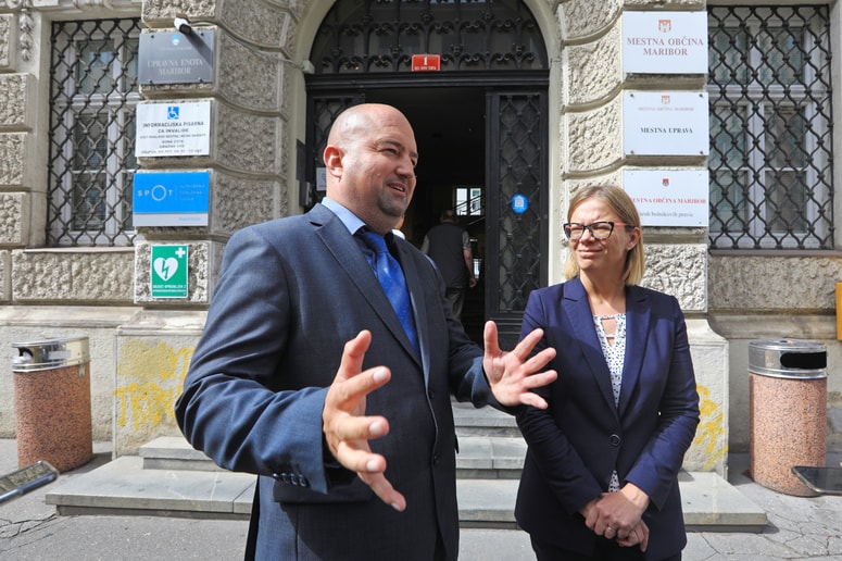 Ko je ministrica Sanja Ajanović Hovnik pred tremi tedni obiskala Upravno enoto Maribor, je načelnik Robert Pungerl še užival njeno zaupanje. 