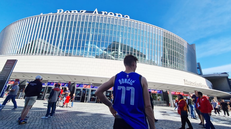 Za koga bo Mercedes-Benz arena kraj srečnega imena? 