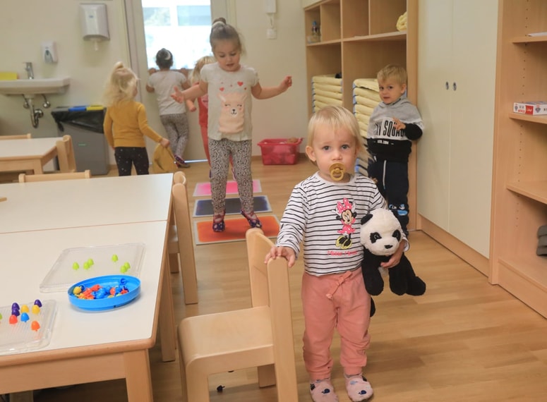 Vrtci vpisujejo otroke, ki bodo do vključno 1. januarja 2024 dopolnili enajst mesecev. 