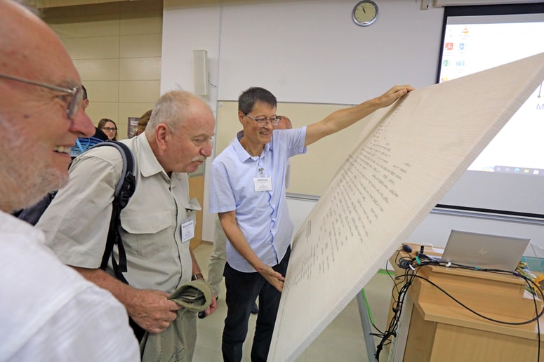 Dr. Sandi Klavžar z darilom kolegov z univerze AGM iz Krakova 