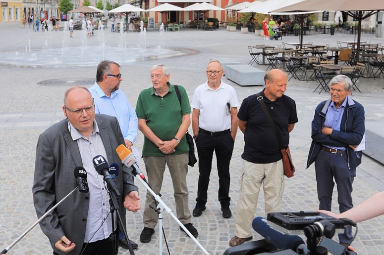 Dr. Andrej Šmid, Igor Jurišič, Andrej Kocuvan, Ivan Prelog, dr. Vladimir Drozg in Niko Stare so pomisleke predstavili na Glavnem trgu. 