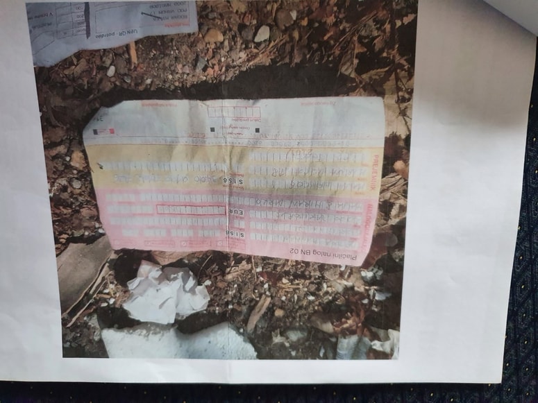 Če je med nedovoljeno odloženimi odpadki dokument z osebnimi podatki, je to dovolj, da inšpekcija uvede postopek o prekršku. 