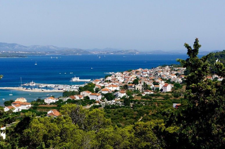 Glavna fotografija članka:Po Pelješcu bi Hrvati z mostom povezali še Pašman, poleg tega pa preusmerili Jadarsnko magistralo