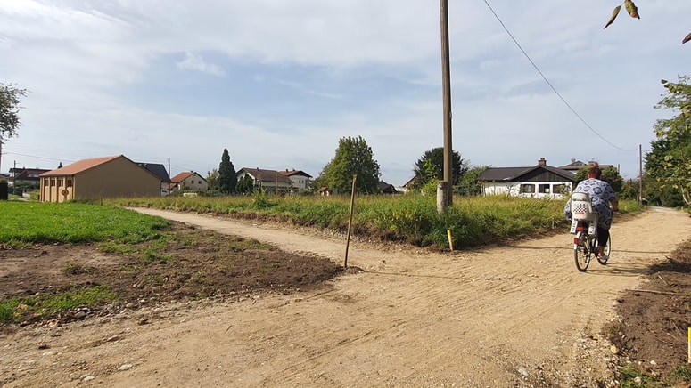 Dosedanji gramozirani odsek poti pripravljajo za asfaltiranje.
