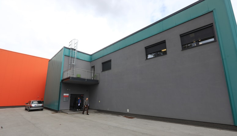 Glavna fotografija članka:Zakaj se na Dobravi širi hud smrad in je veliko mesarskih muh?