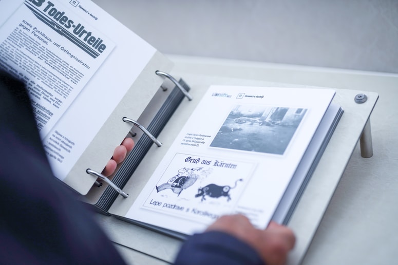 Vsebine, ki niso prišle na panoje, prikazujejo v dveh posebnih knjigah.
 