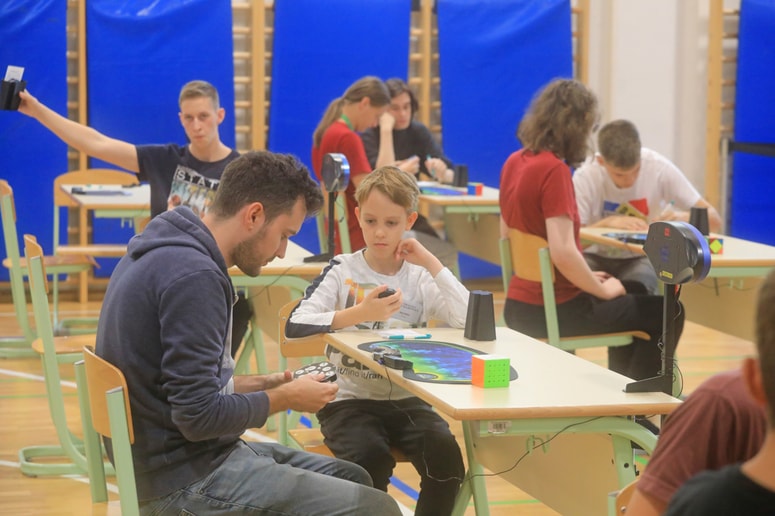 Na tekmovanjih v sestavljanju Rubikove kocke uporabljajo posebne kocke, ki se manj zatikajo in bolj drsijo, nekatere imajo vgrajene tudi magnete. 