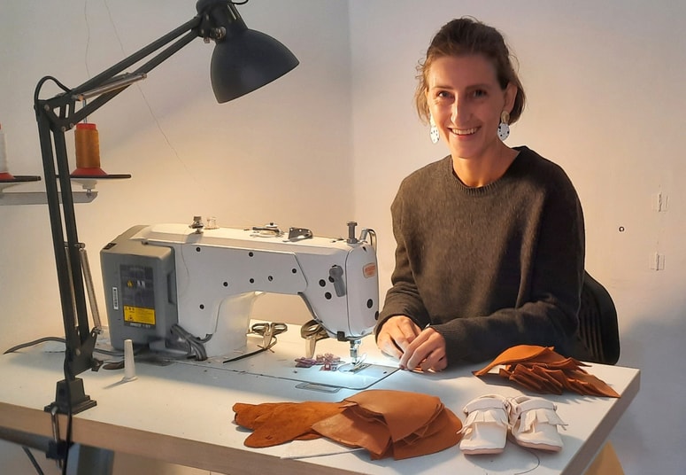 Jelena Vuković izdeluje otroške copate, ki spodbujajo razvoj stopala.