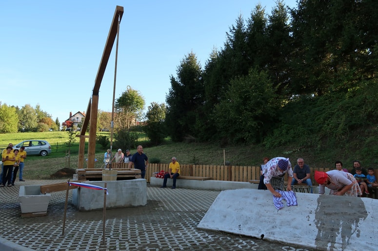 Na obnovljenem vaškem perišču z vodnjakom so ženske prikazale, kako se prali nekoč.