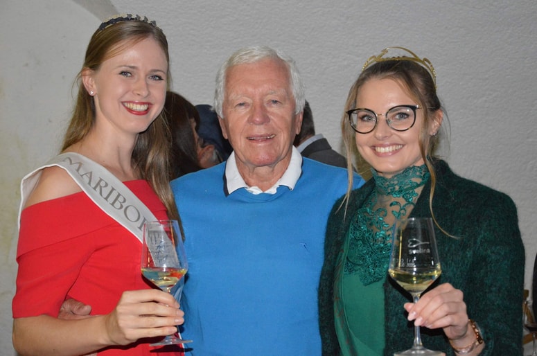 Tone Vogrinec v družbi Neže Jarc, mariborske vinske kraljice, in Lucije Mukenauer, svečinske vinske kraljice. 