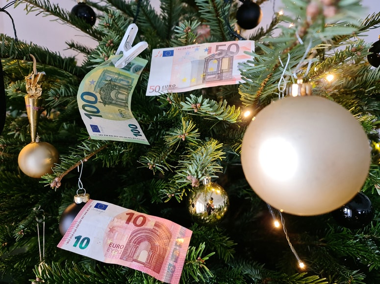 Po podatkih statističnega urada je božičnico ali 13. plačo lani prejelo 24,9 odstotka vseh zaposlenih. 