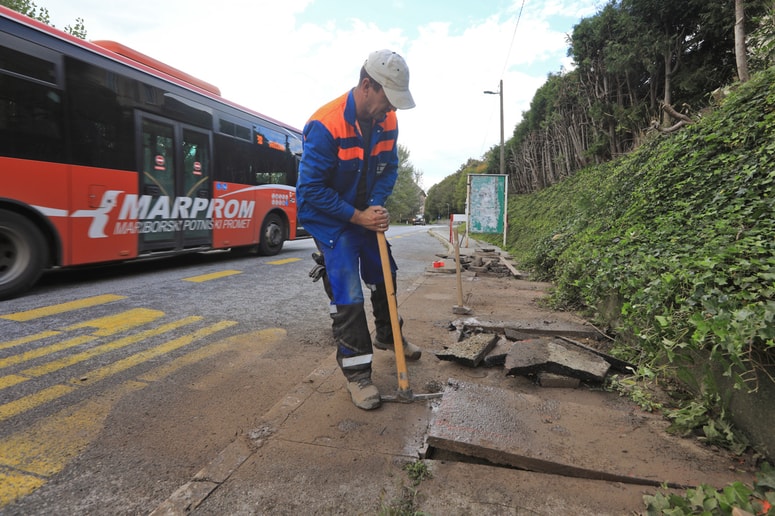 Mestna občina Maribor in Europlakat urejata avtobusne nadstrešnice. 