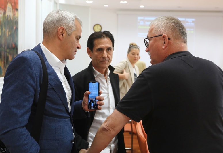 Saša Arsenovič, Stojan Auer in Viljem Pozeb pred začetkom seje 