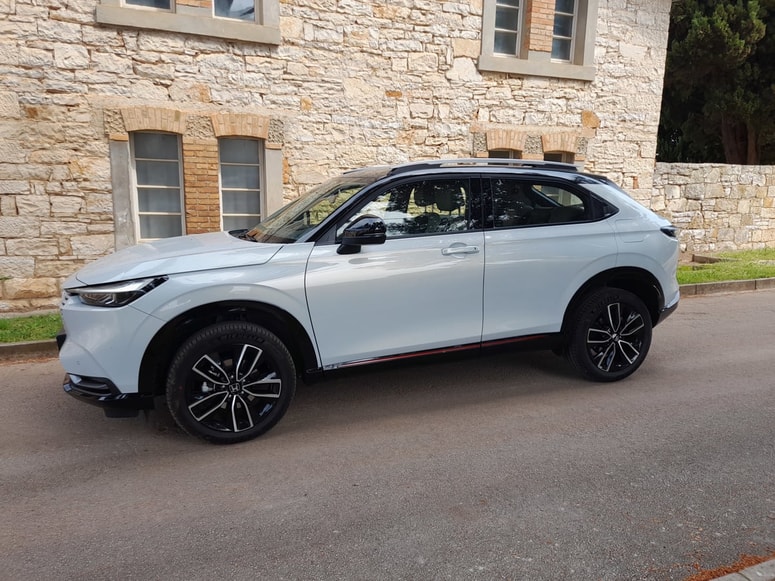 Skromna dolžina, blago kupejevska linija zadka, v karoserijo vtisnjeni kljuki zadnjih vrat in ozke prednje ter zadnje luči so najbolj opazne karoserijske oziroma oblikovne značilnost te honde.