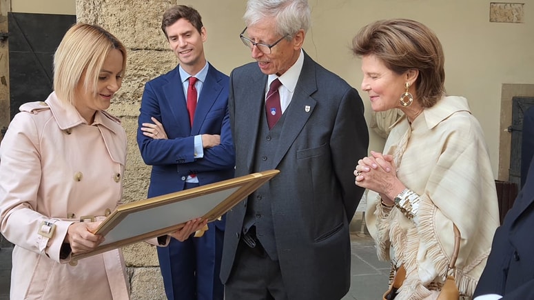 Ptujska županja je članom knežje družine podarilo sliko in knjigo o Ptuju. 