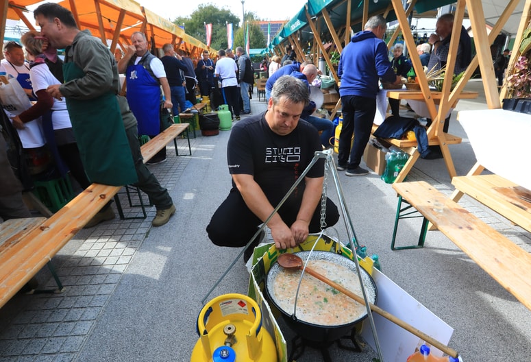 Glavna fotografija članka:(FOTO) Pozdrav jeseni v Miklavžu in Staršah: "Tisto, kar imamo, radi pokažemo in se ob tem še družimo."