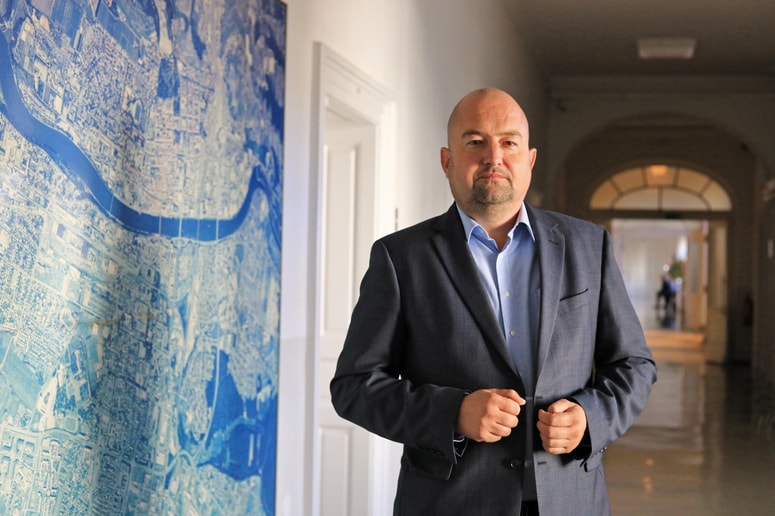 Robert Pungerl je bil odvetnik​ Milana Trola, organizatorja koncerta Thompsona, ki toži državo in upravno enoto, ki jo zdaj vodi Pungerl. ​