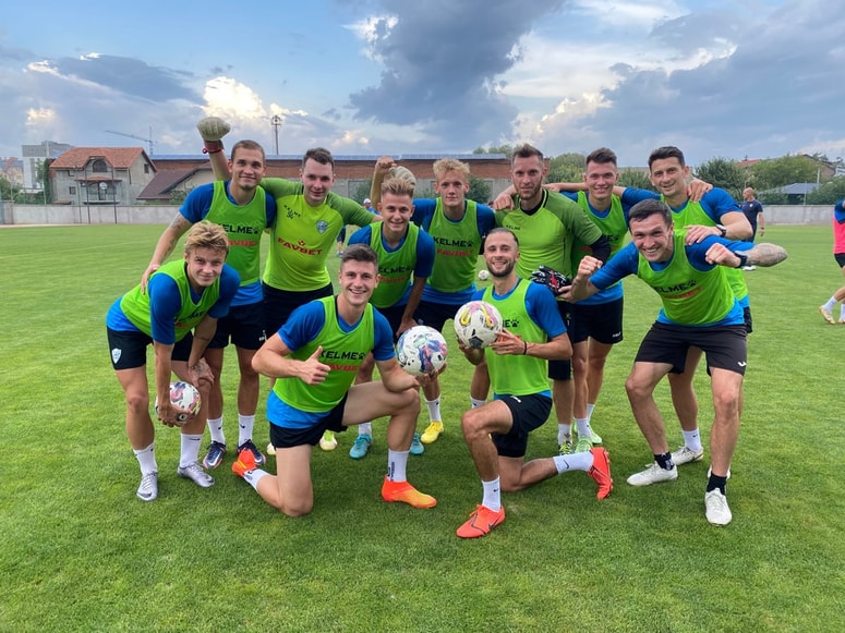 Pozdrav iz Minaja! Ukrajinsko moštvo z edinim tujcem Lovrom Grajfonerjem (drugi z leve v spodnji vrsti).