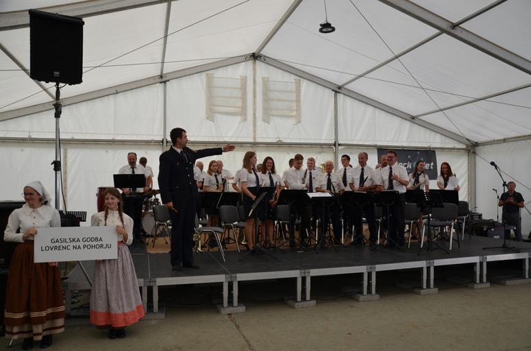 Lovrenška godba na pihala z Dejanom Rakovičem, profesorjem glasbe, na čelu 