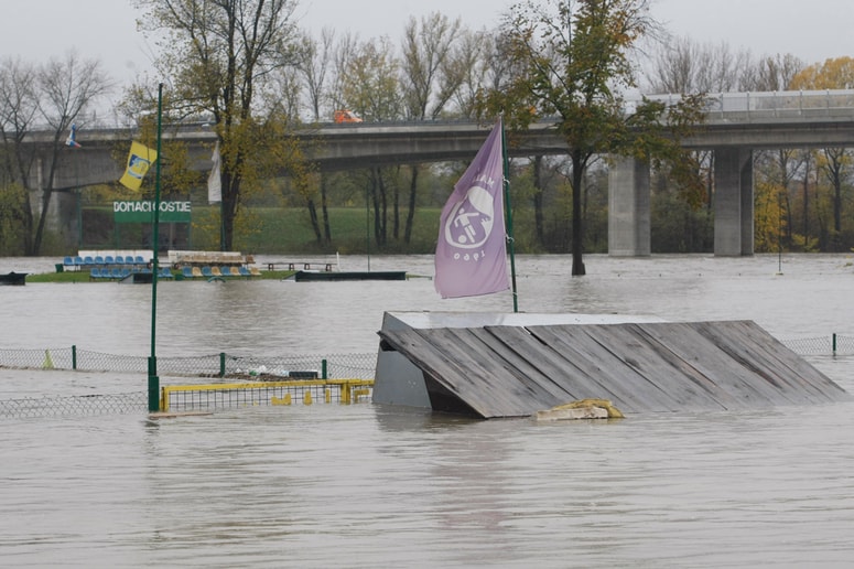 Poplave so novembra 2012 poškodovale tudi nogometna igrišča v Malečniku.
