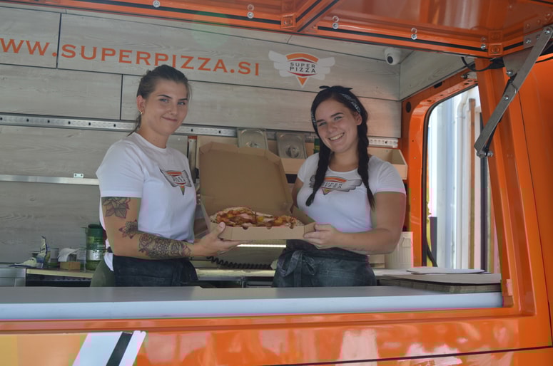Food truck (kombi s hrano) je mobilna picerija, v kateri pice pripravita in jih v krušni peči spečeta Žana Hoheger in Anja Gregorec. 