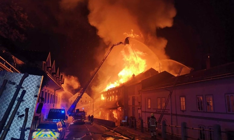 Nekaj minut pred polnočjo je v Kranju v večjem obsegu zagorela večja starejša zapuščena zgradba. 