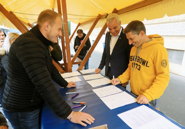 Arsenovič je za uporabo javne površine pred občino s slednjo sklenil pogodbo in zanjo plačal nadomestilo.