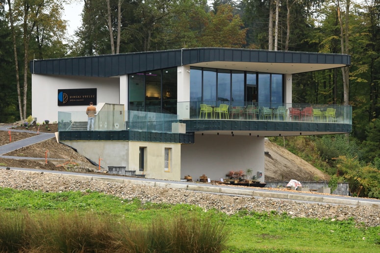 Kavarna nad igriščem bo v tednu ali dveh odprta in bo ponujala lokalne dobrote. 